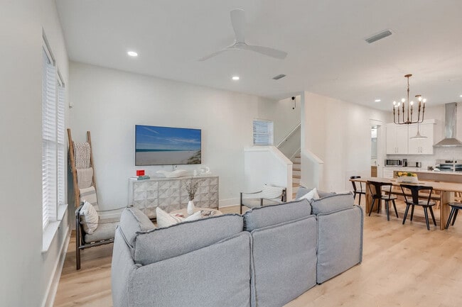 Building Photo - 223 E Lakeshore Dr