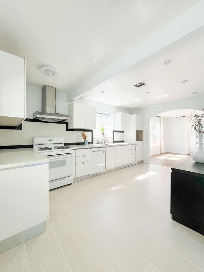 Building Photo - Charming Stand-Alone Home