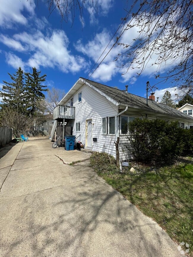 Building Photo - 121 Parchmount Ave