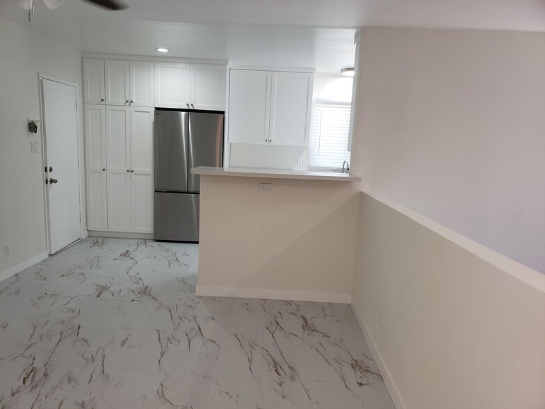 Building Photo - 302 N Ventura St