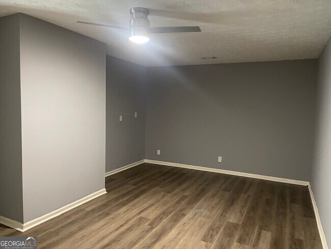 Building Photo - 1233 Woodland Ct SE