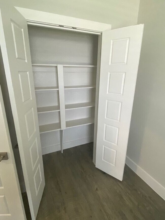 Building Photo - 4/2.5/2 - GREAT LOCATION near downtown and...