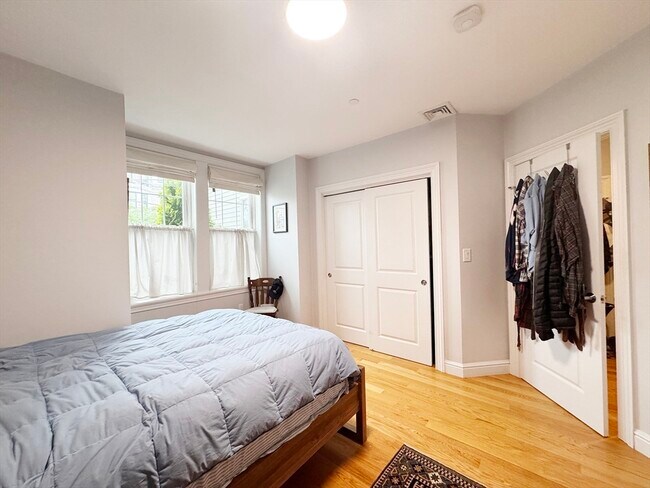 Building Photo - 214-216 E Eagle St