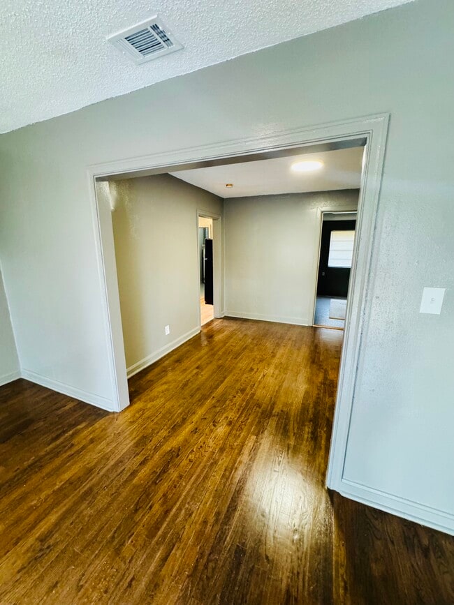 Building Photo - 1828 Mitchell St