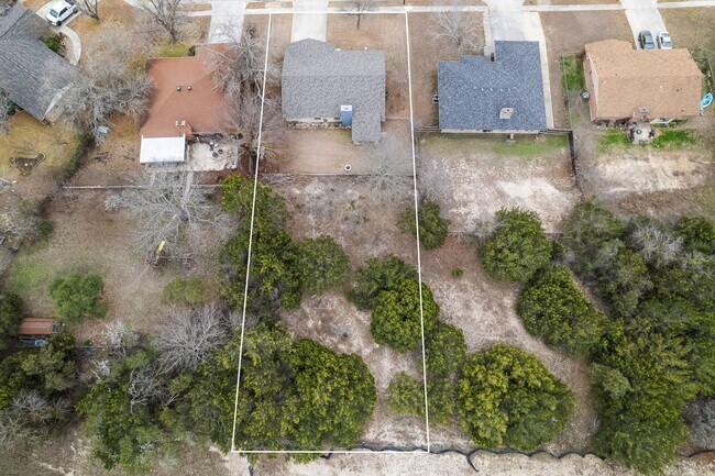 Building Photo - 2413 Phyllis Dr