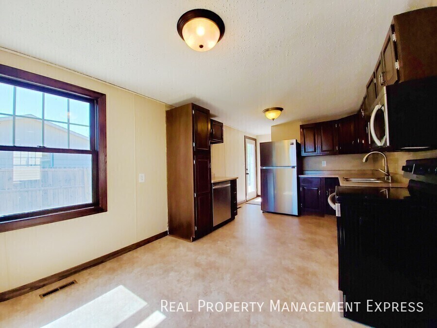 Building Photo - 4 Bed 2 Bath Home with Fenced Yard