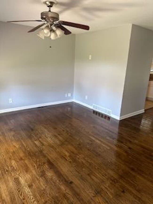 Building Photo - Charming 3 Bedroom 1 1/2 Bath