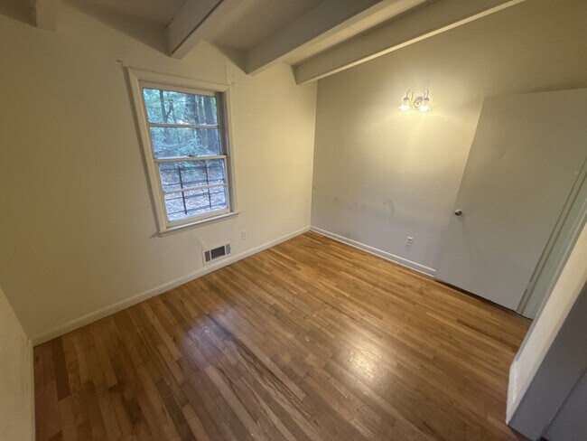 Building Photo - 1009 Hampton St NW