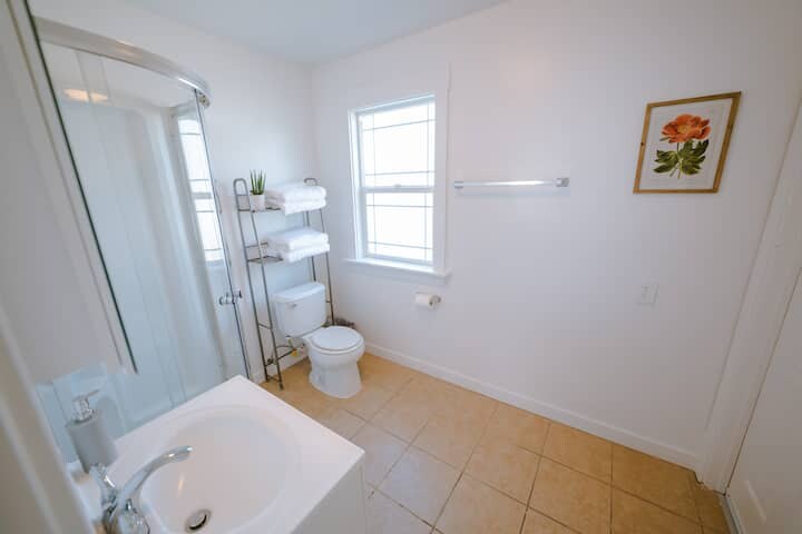 Building Photo - 5648 Berkshire Dr