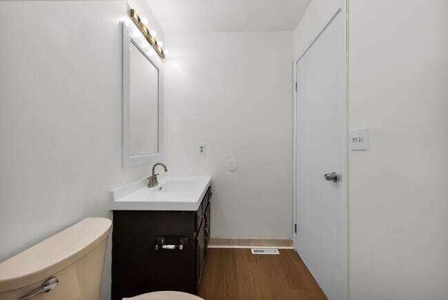 Building Photo - 2700 Queenswood Dr