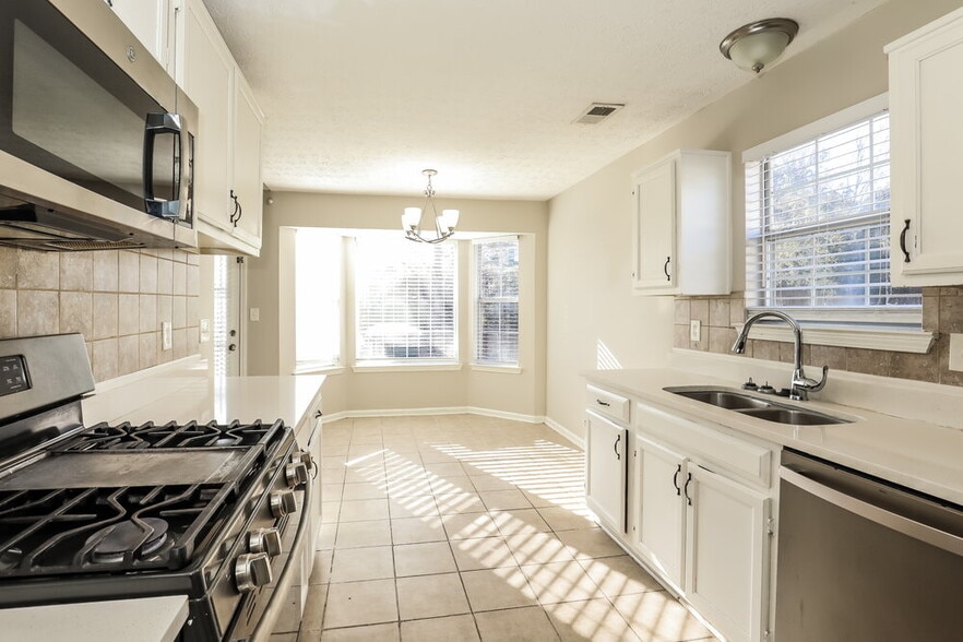 Building Photo - 939 Maple Leaf Ridge