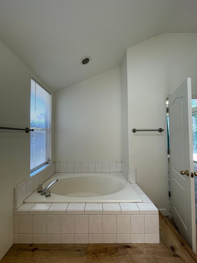 Building Photo - NEWLY LISTED & READY TO DAZZLE!