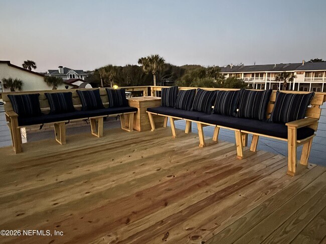 Building Photo - 2337 Seminole Rd