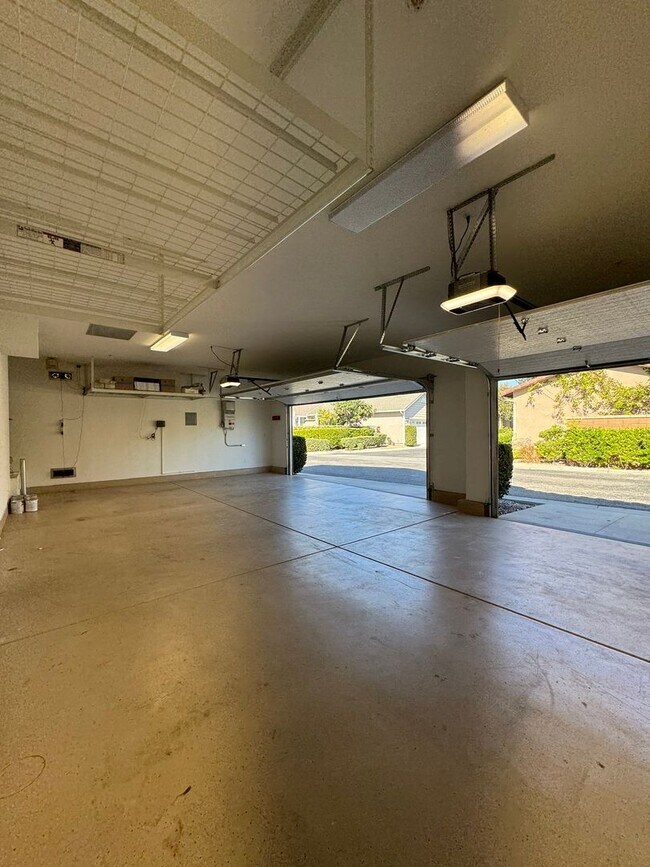 Building Photo - Modern 5 Bed, 4.5 Bath Home in Tustin Legacy