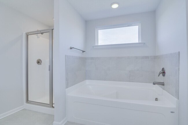 Building Photo - Like New Home - 4 Bed 3 Bath