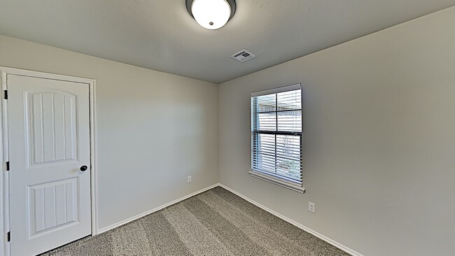 Building Photo - Very Nice 4 Bedroom 2 Bath Home in Mustang...