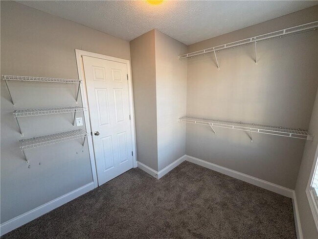 Building Photo - 933 Kendall Park Dr