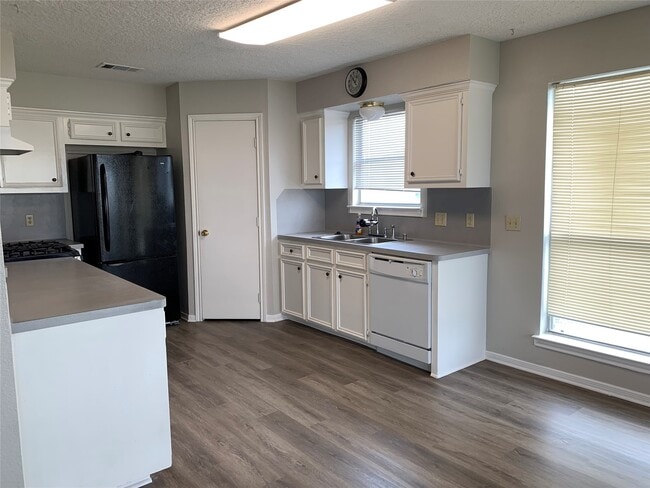 Building Photo - 585 Warsaw Dr