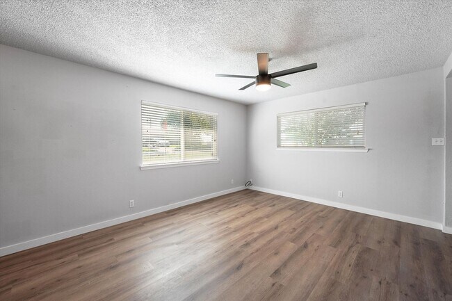 Building Photo - Kennedale Beauty