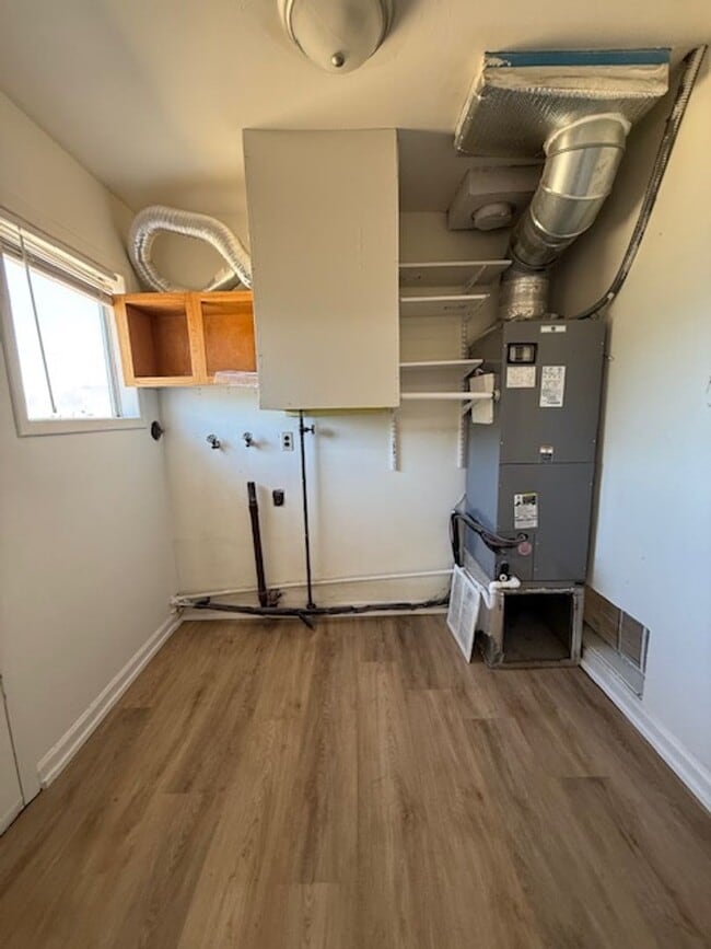 Building Photo - 3 bedroom 1 bath home with 1 car garage an...
