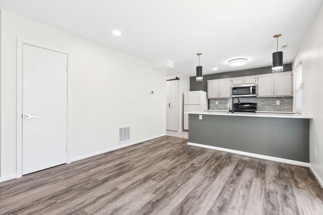 Building Photo - Columbus Station Condo-Ready to move in