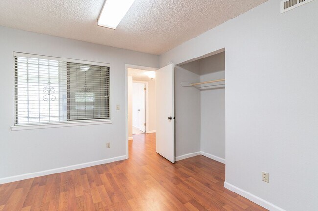 Building Photo - SPACIOUS 3 BEDROOM CONDO! CONVENIENT LOCATION!