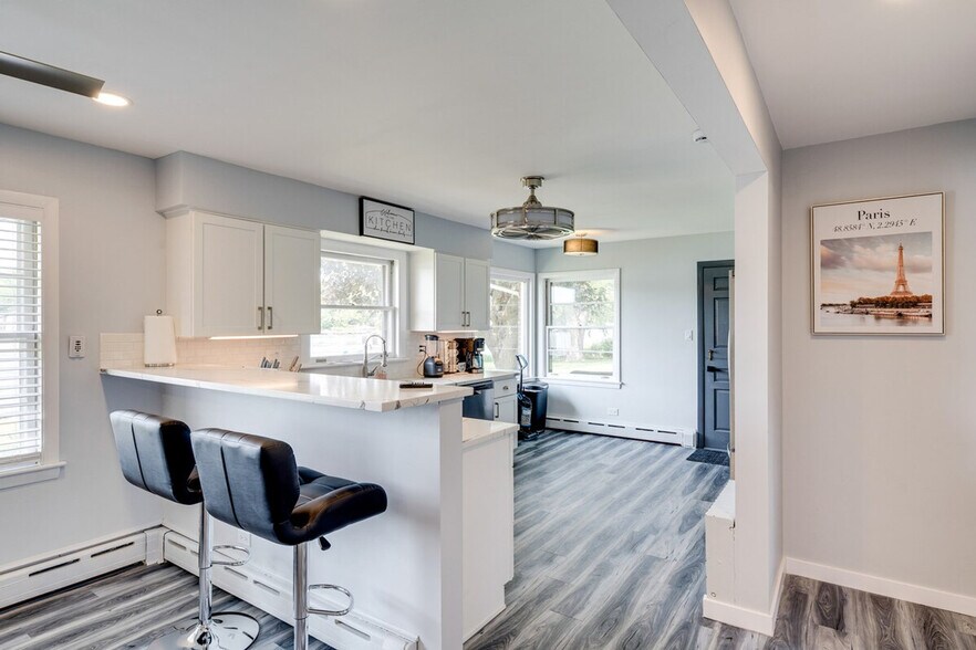 Building Photo - 811 N River Rd