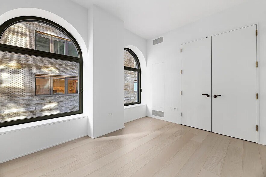 Building Photo - 130 William St