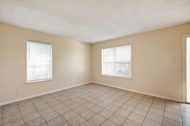 Building Photo - 1202 Artesian Cir