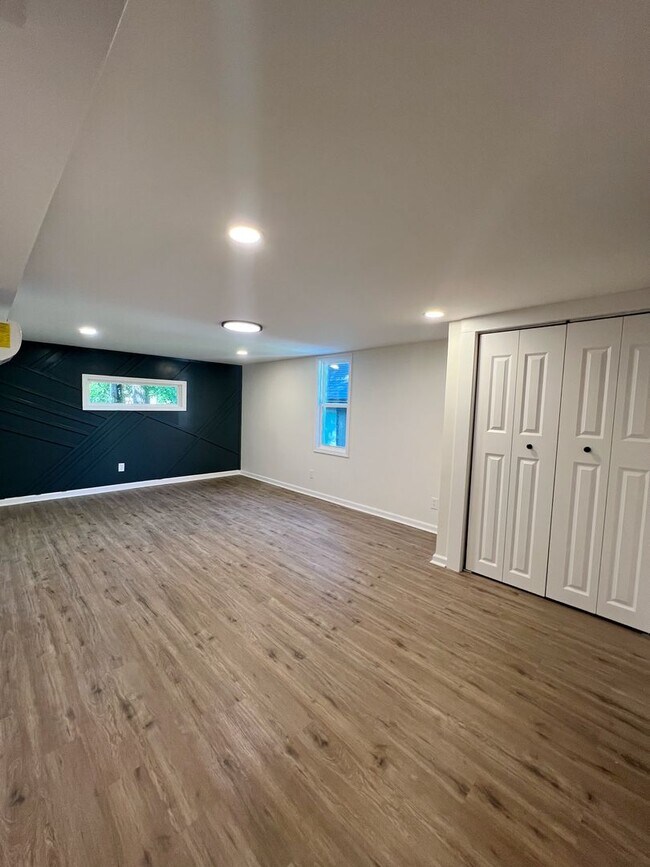 Building Photo - SEE IT NOW: Charming Renovated Bungalow in...