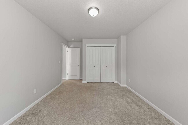 Building Photo - Spacious 4 bedroom home in Dayton