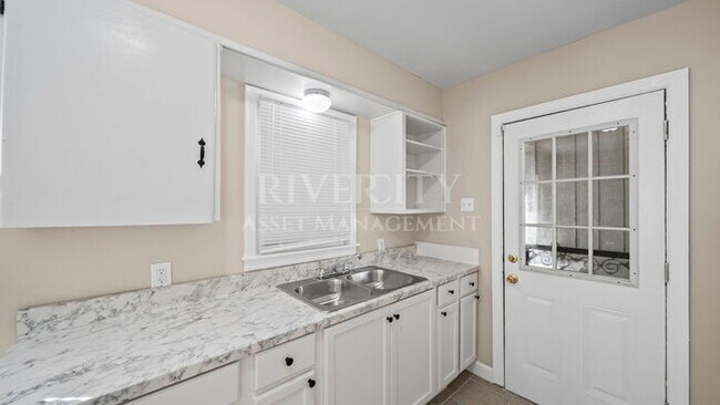 Building Photo - 1290 Dellwood Ave