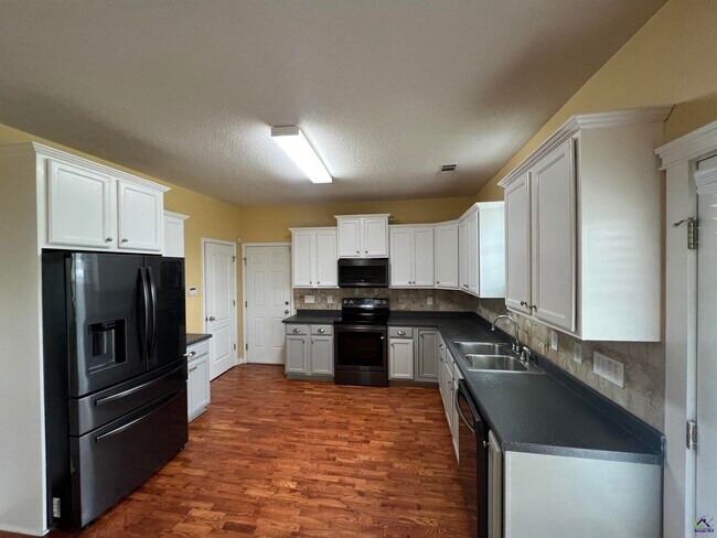 Building Photo - 206 Meyers Lake Dr