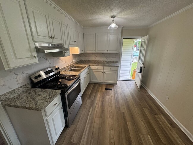 Building Photo - 3 Bedroom Brick Ranch with Carport and Lar...