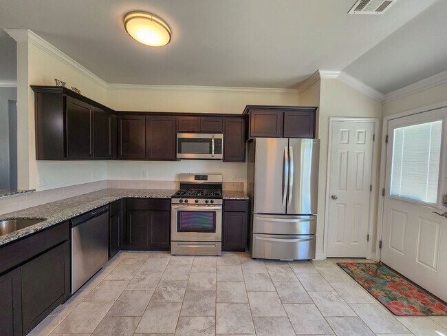 Building Photo - 3 bed, 2 bath home in Shawnee!