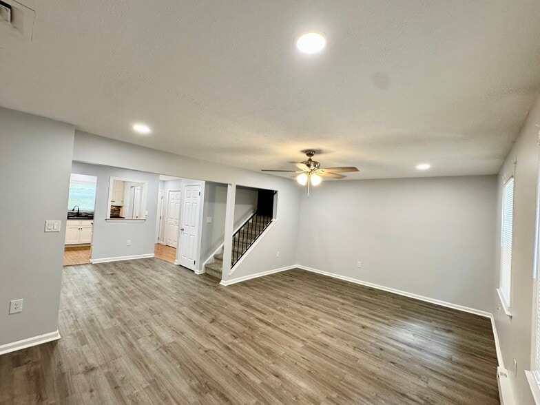 Dining Room - 1984 Cricklewood Cv