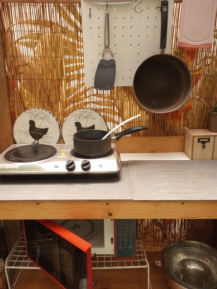two-burner elec. portable cooktop for basic meals. (cookware can be provided) - 281 Kaikea St