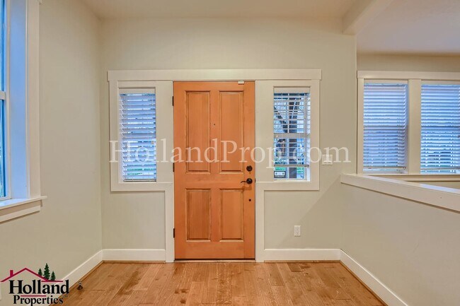 Building Photo - Gorgeous 4-Bedroom Home Near Nike & Intel ...