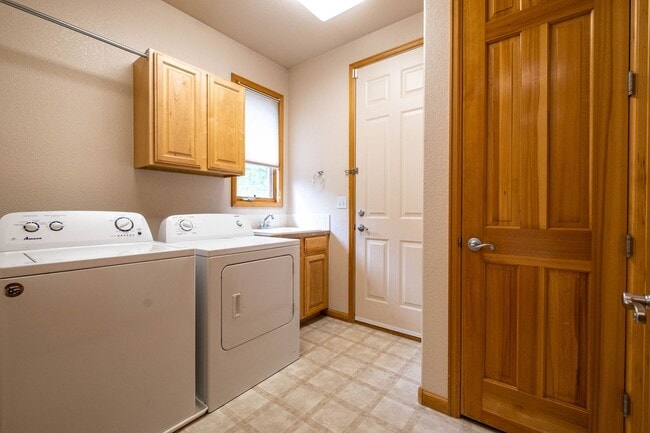 Building Photo - 4 Bed 3 Bath Home in Highlands Meadows - Windsor!