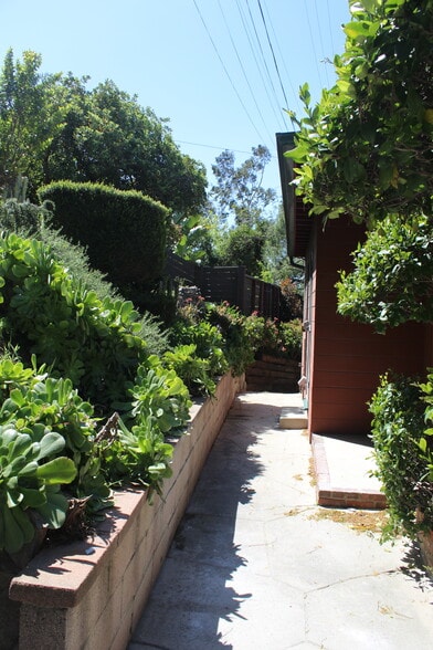 Private Entrance - 934 Highline Rd