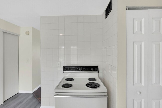 Building Photo - 861 Kingsford Rd