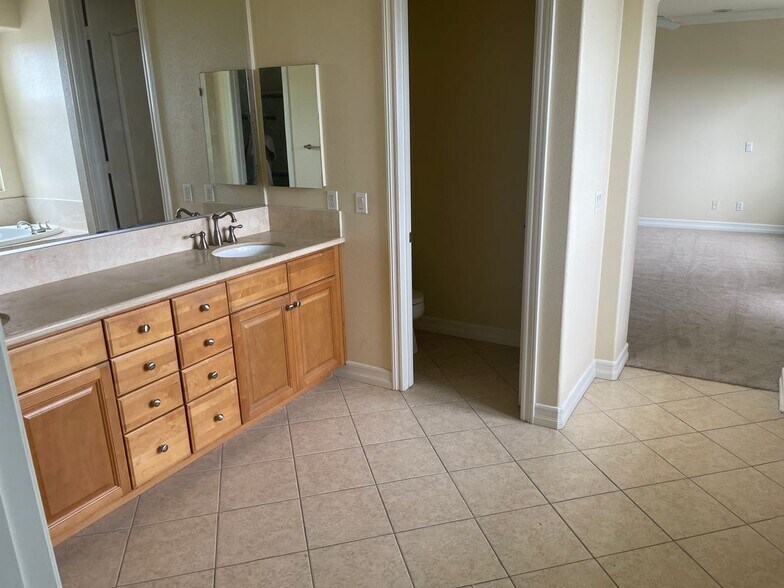 Building Photo - 2100 Canyon Cir