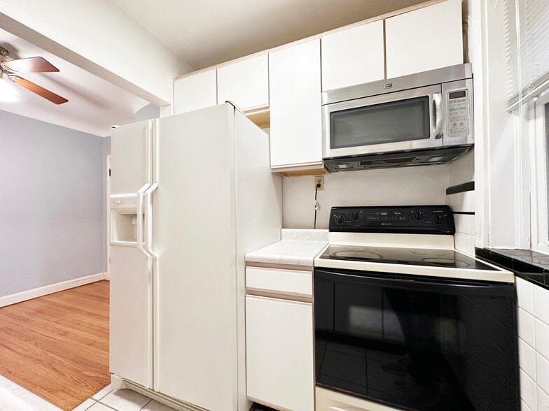 Building Photo - 5816 Mardel Ave