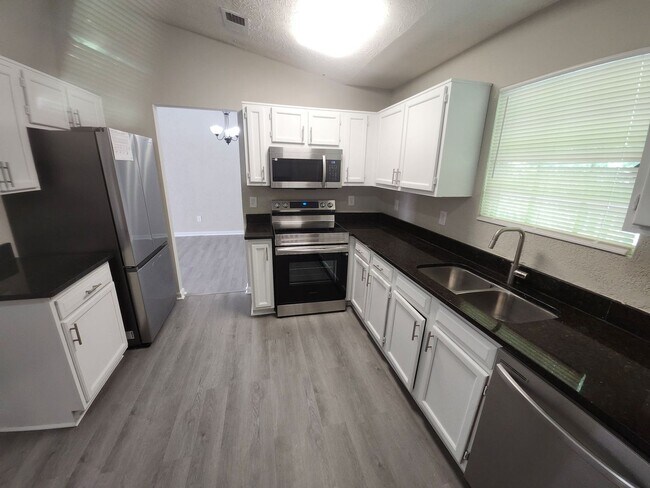 Building Photo - 3-Bedroom, 2.5-Bath Home in Desirable Lith...