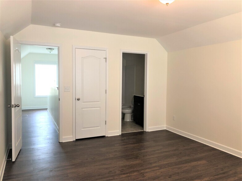 Building Photo - 528 Lateleaf Dr