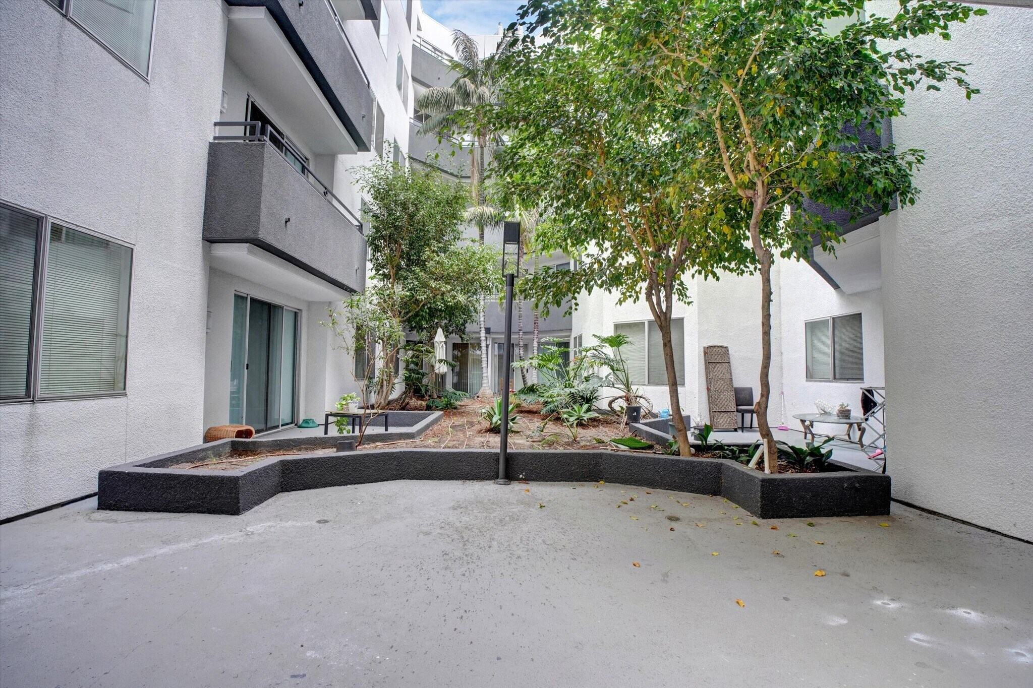 Building Photo - 10601 Wilshire Blvd