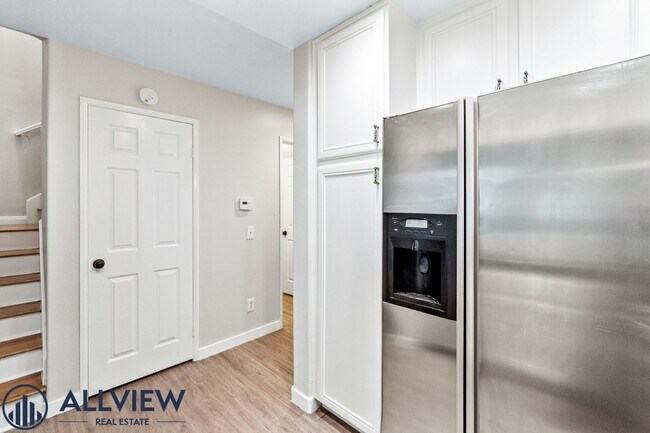 Building Photo - Updated 3 Bed, 2.5 Bath Home Available in ...