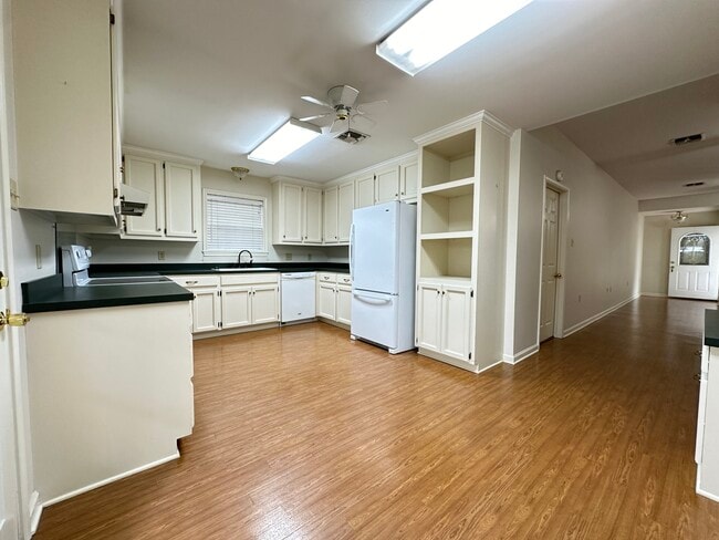 Building Photo - 521 N French Quarter Dr