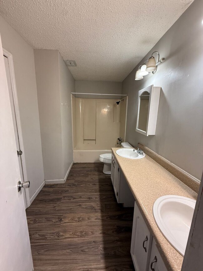 Building Photo - 3 bedroom/2 bathroom/2 car garage house