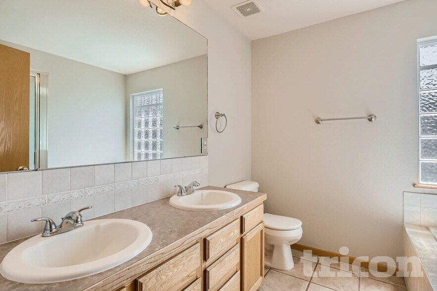 Building Photo - 2215 Sweetwater Creek Dr